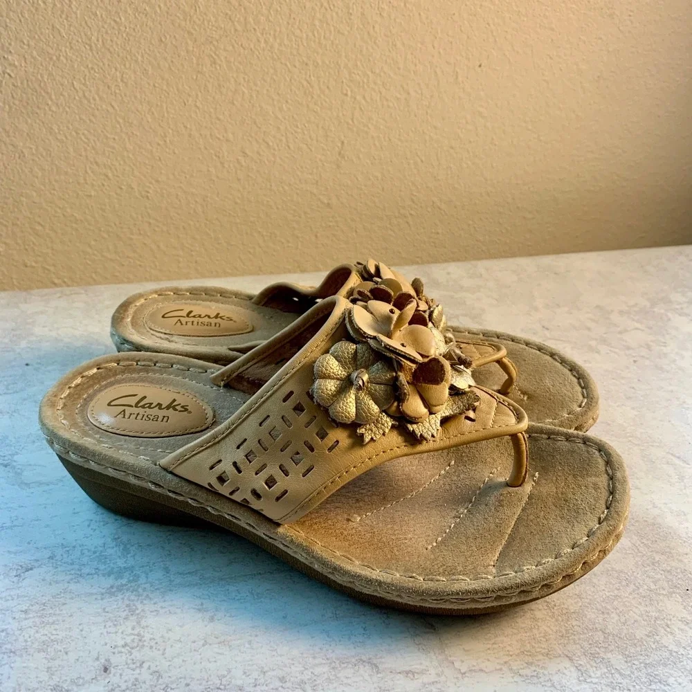 Clarks 8M Artisan‎ Leather Thong Wedge Sandals Tan Gold Floral Applique 26068592
